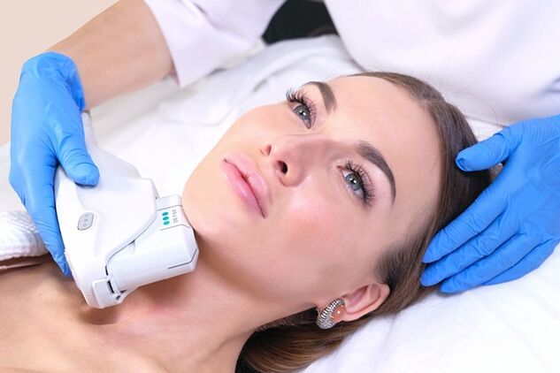 Un estiramiento facial de hardware para una regeneración efectiva de la piel. 