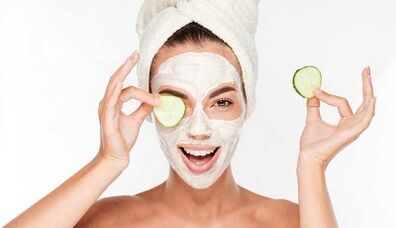 La mascarilla facial de pepino favorece el rejuvenecimiento de la piel del rostro.